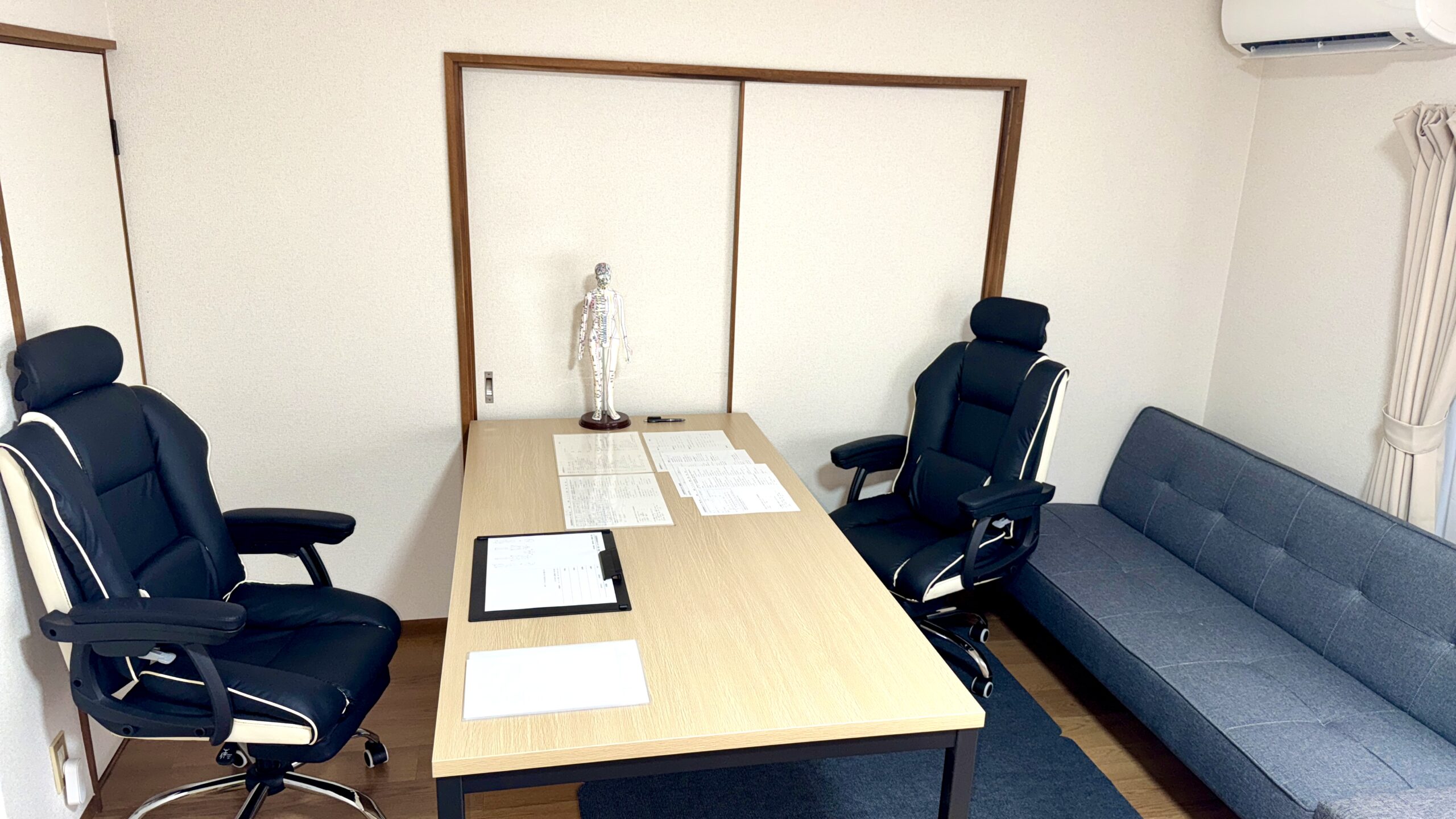 受付での初診問診風景