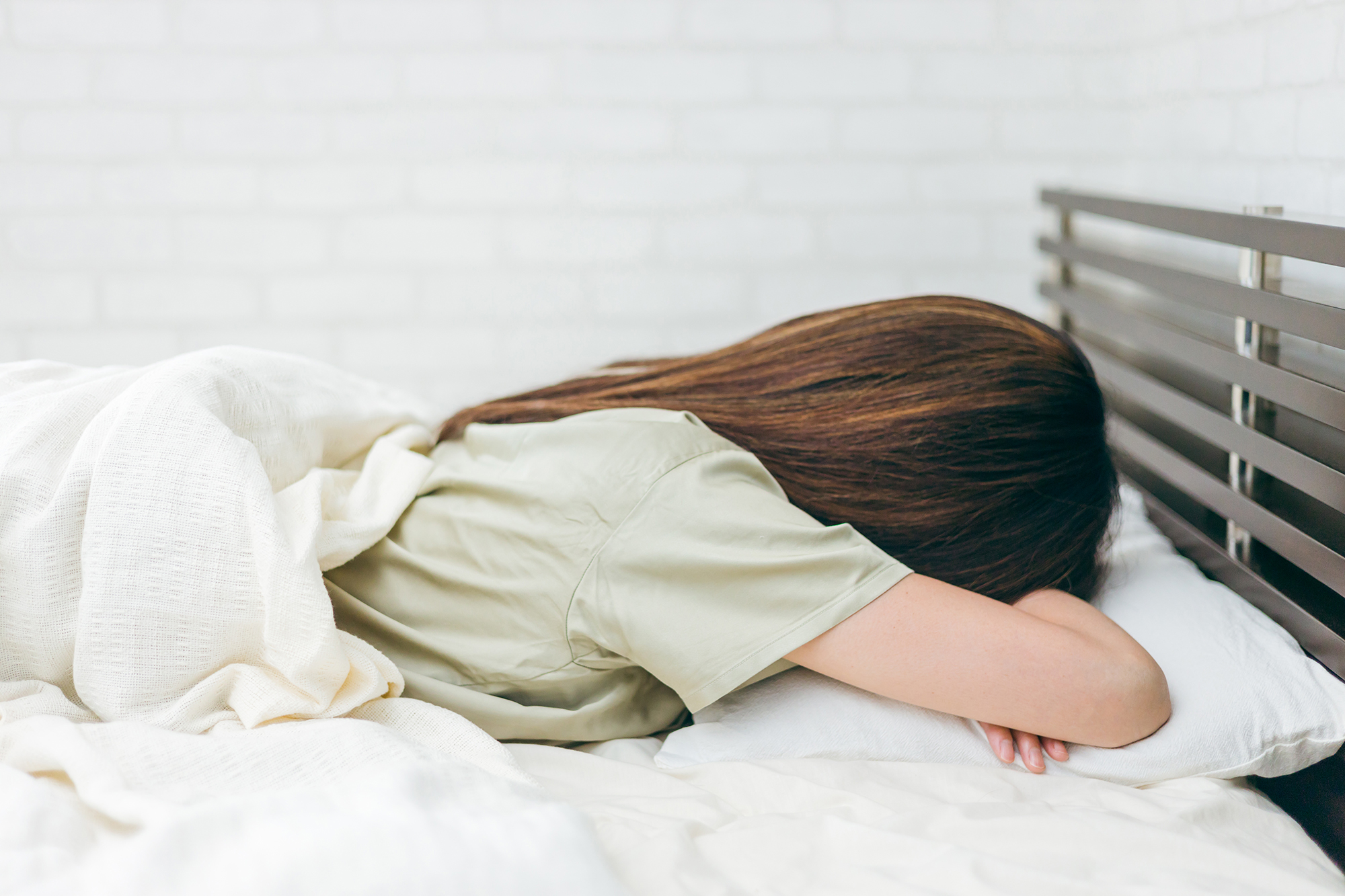 不眠で悩む女性